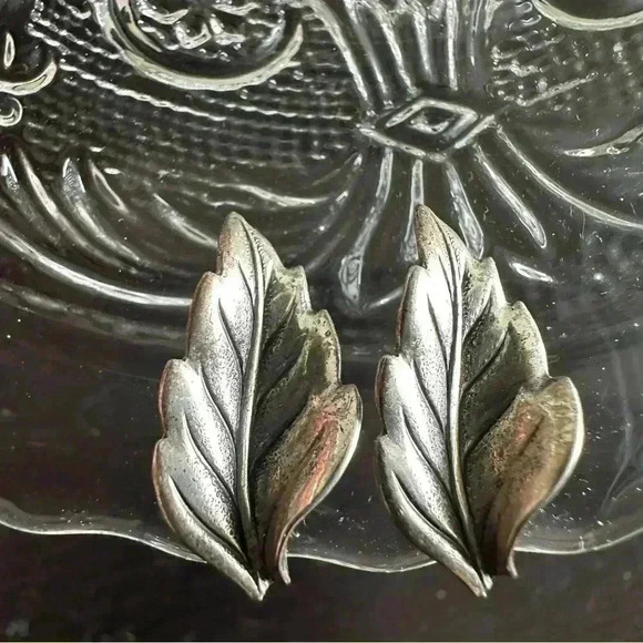 Vintage Sterling Clip Earrings Leaf - Picture 1 of 7